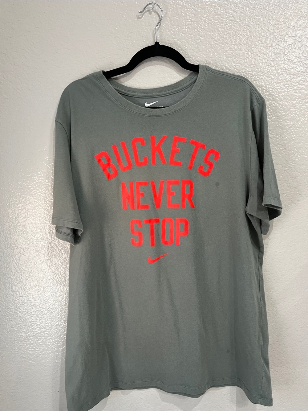 Nike Gray Tee Neon Red 'Buckets Never Stop' Print Sz XL Casual athletic TC0432